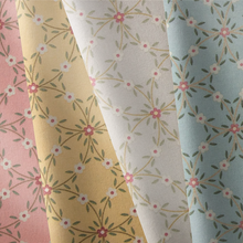 Lade das Bild in den Galerie-Viewer, Gütermann WITH LOVE Collection Blumenmuster Motiv Baumwollstoff