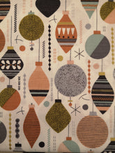 Lade das Bild in den Galerie-Viewer, Zweigart Weihnachtskugel Motiv Baumwollstoff in weiß/bunt