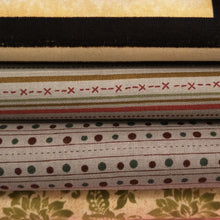 Lade das Bild in den Galerie-Viewer, Zweigart Blätterranke Motiv Baumwollstoff in natur/grün