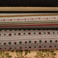 Lade das Bild in den Galerie-Viewer, Zweigart Punkte-Streifen Baumwollstoff in hellgrau/rot/grün