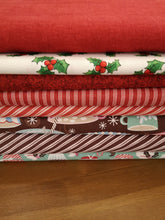 Lade das Bild in den Galerie-Viewer, Zweigart Stechpalme Motiv Baumwollstoff in weiß/grün/rot