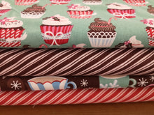 Lade das Bild in den Galerie-Viewer, Zweigart Cupcake Motiv Baumwollstoff in grün/bunt