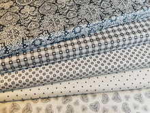 Lade das Bild in den Galerie-Viewer, Zweigart Mini-Sterne Motiv Baumwollstoff