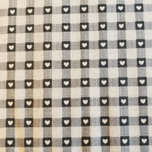 Lade das Bild in den Galerie-Viewer, Zweigart Karo-Herz Motiv Baumwollstoff
