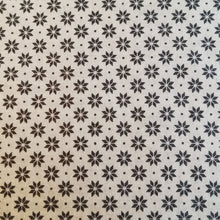 Lade das Bild in den Galerie-Viewer, Zweigart Mini-Blüte Motiv Baumwollstoff