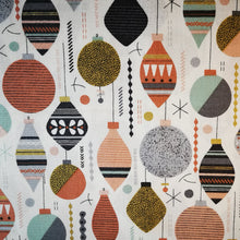 Lade das Bild in den Galerie-Viewer, Zweigart Weihnachtskugel Motiv Baumwollstoff in weiß/bunt