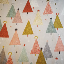 Lade das Bild in den Galerie-Viewer, Zweigart Tannenbaum mit Sternen Motiv Baumwollstoff in hellgrau/bunt