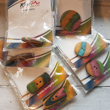 Lade das Bild in den Galerie-Viewer, Knopf aus Holz verschiedene Größen und Formen bunt gestreift