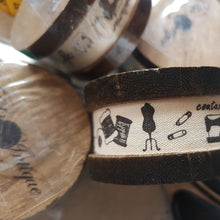 Lade das Bild in den Galerie-Viewer, Nähutensilien Motiv Baumwollband (20mm) auf Holzspule in natur/schwarz