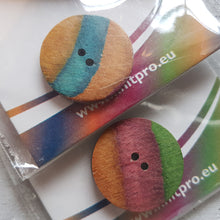 Lade das Bild in den Galerie-Viewer, Knopf aus Holz verschiedene Größen und Formen bunt gestreift