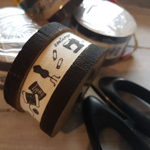 Lade das Bild in den Galerie-Viewer, Nähutensilien Motiv Baumwollband (20mm) auf Holzspule in natur/schwarz