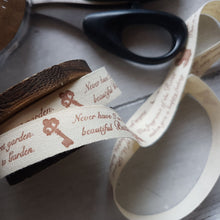 Lade das Bild in den Galerie-Viewer, Sprüche mit Schmetterling und Rose Motiv Baumwollband (20mm) auf Holzspule in natur/braun