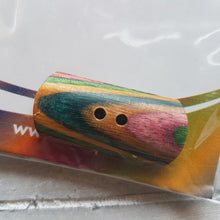 Lade das Bild in den Galerie-Viewer, Knopf aus Holz verschiedene Größen und Formen bunt gestreift