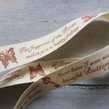 Lade das Bild in den Galerie-Viewer, Sprüche mit Schmetterling und Rose Motiv Baumwollband (20mm) auf Holzspule in natur/braun