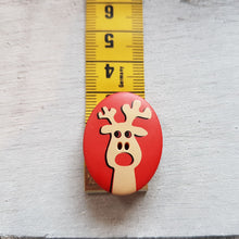 Lade das Bild in den Galerie-Viewer, Knopf aus Kunststoff (2,0x3,0cm) oval mit Rentier