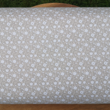 Lade das Bild in den Galerie-Viewer, Streublumen Motiv Baumwollstoff in beige/weiß
