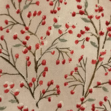 Lade das Bild in den Galerie-Viewer, Zweigart Winterbeere Motiv Baumwollstoff
