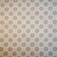Lade das Bild in den Galerie-Viewer, Zweigart Mini-Blüte Motiv Baumwollstoff
