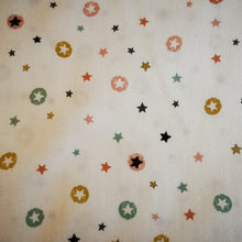 Lade das Bild in den Galerie-Viewer, Zweigart Sternenmix Motiv Baumwollstoff in weiß/bunt
