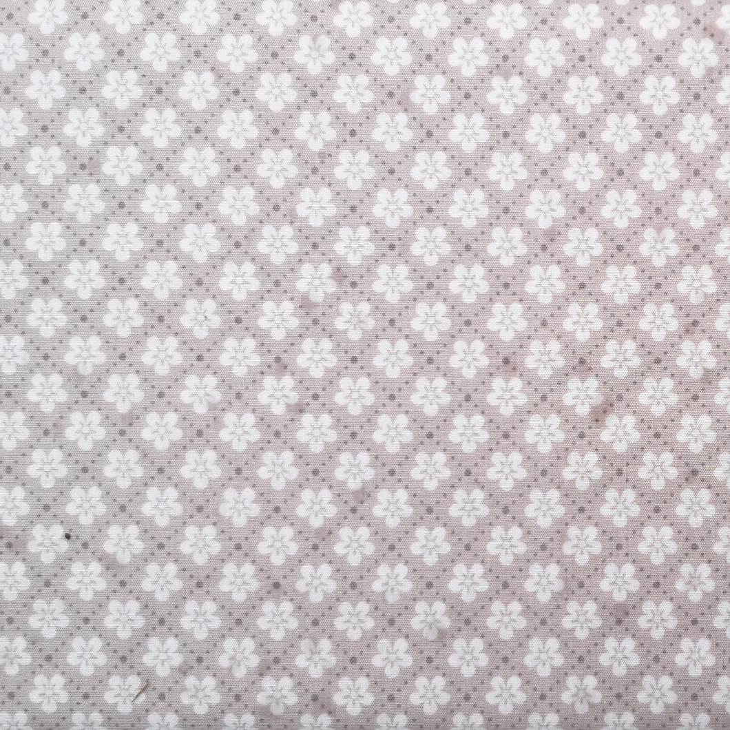 Blumenraute Motiv Baumwollstoff von Mathilda’s Welt in beige/braun/weiß