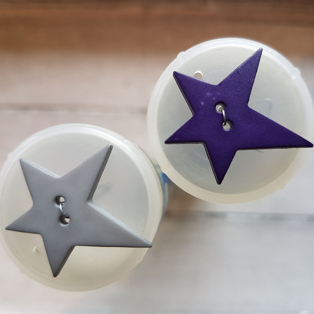 Knopf aus Kunststoff matt (2,8cm) Stern in lila oder grau