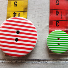 Lade das Bild in den Galerie-Viewer, Knopf aus Kunststoff (2,0cm oder 3,4cm) rund mit Streifen
