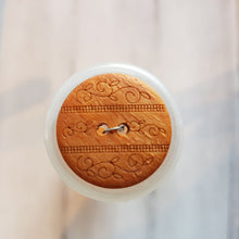 Lade das Bild in den Galerie-Viewer, Knopf aus Holz (1,8cm oder 2,8cm) rund mit Rankenmuster in naturfarben
