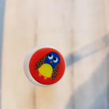 Lade das Bild in den Galerie-Viewer, Knopf aus Kunststoff glänzend (1,8cm) rund mit Eule in rot/bunt
