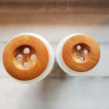 Lade das Bild in den Galerie-Viewer, Knopf aus Holz (2,5cm oder 3,0cm) rund in naturfarben
