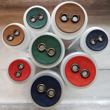 Lade das Bild in den Galerie-Viewer, Knopf aus Kunststoff (2,3cm oder 3,2cm) rund mit geösten Löchern
