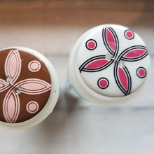 Lade das Bild in den Galerie-Viewer, Knopf aus Kunststoff glänzend (2,5cm) rund mit geometrischer Blume
