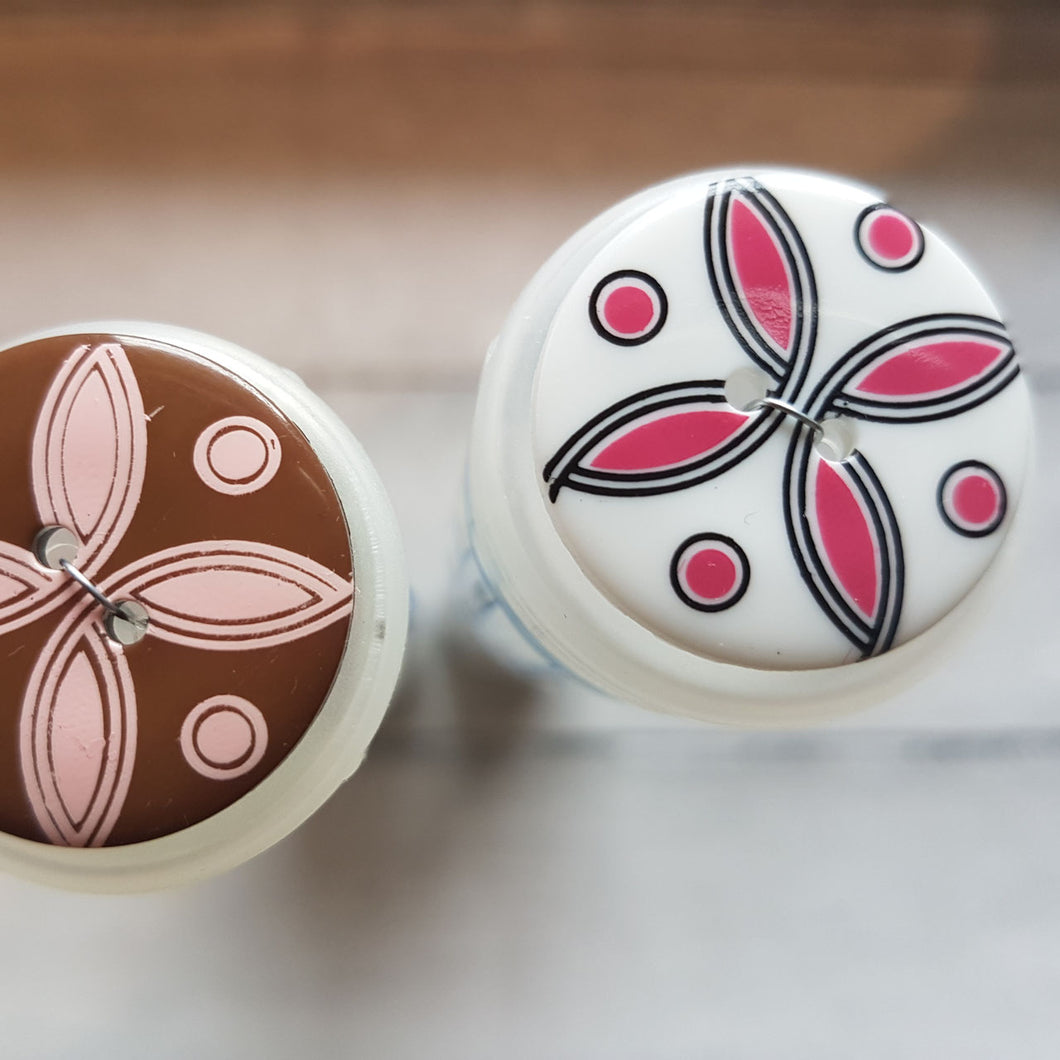 Knopf aus Kunststoff glänzend (2,5cm) rund mit geometrischer Blume