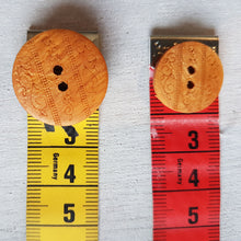 Lade das Bild in den Galerie-Viewer, Knopf aus Holz (1,8cm oder 2,8cm) rund mit Rankenmuster in naturfarben
