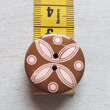 Lade das Bild in den Galerie-Viewer, Knopf aus Kunststoff glänzend (2,5cm) rund mit geometrischer Blume
