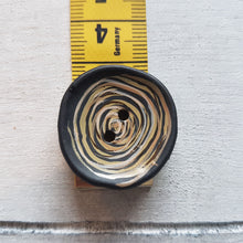Lade das Bild in den Galerie-Viewer, Knopf aus Kunststoff glänzend (2,8cm) rund mit Kringel in schwarz/beige
