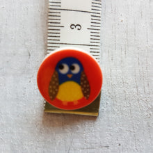 Lade das Bild in den Galerie-Viewer, Knopf aus Kunststoff glänzend (1,8cm) rund mit Eule in rot/bunt
