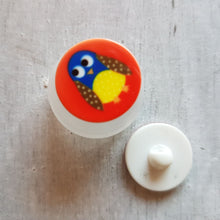 Lade das Bild in den Galerie-Viewer, Knopf aus Kunststoff glänzend (1,8cm) rund mit Eule in rot/bunt
