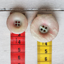 Lade das Bild in den Galerie-Viewer, Knopf aus Kunststoff marmoriert (2,5cm und 3,4cm) rund in rosa/steinfarben
