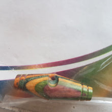 Lade das Bild in den Galerie-Viewer, Knopf aus Holz verschiedene Größen und Formen bunt gestreift
