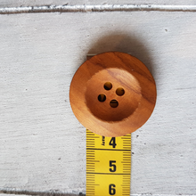 Lade das Bild in den Galerie-Viewer, Knopf aus Holz (3,4cm) rund in braun
