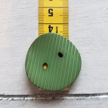 Lade das Bild in den Galerie-Viewer, Knopf aus Kunststoff matt (3,4cm) rund rustik mit Rillen
