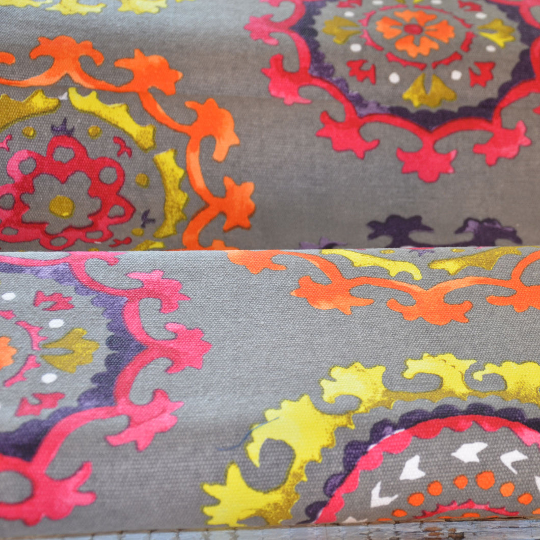 Mandala Motiv dicker Webstoff in grau/bunt