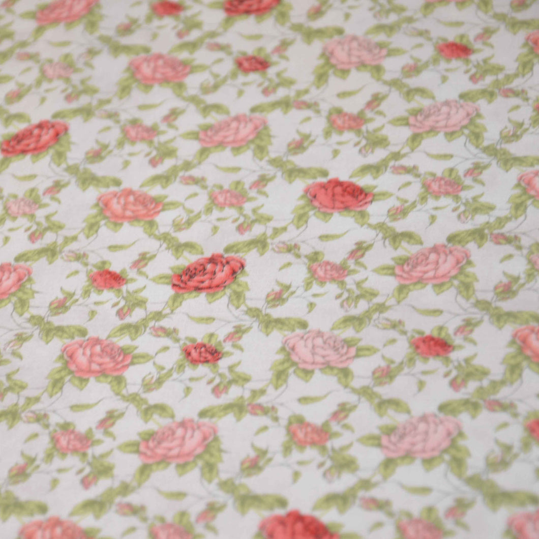 Rosenranke Motiv Baumwollstoff in grau/rosa/grün